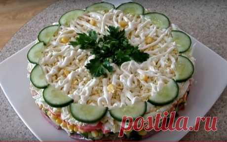 Салатик с крабовымu палочкамu, свежим огурчuком и кукурузой

В этом салате отличное сочетание ингредиентов. Выкладывать его будем на тарелке слоями (очень удобно выкладывать с помощью сервировочного кольца). Нам этот салатик пришёлся по вкусу, надеюсь, понравится и вам!

Ингредиенты:
огурец свежий — 70 гр
колбаса — 0,3 кг
вареные яйца — 3 шт
кукуруза — 200 гр
крабовые палочки — 0,2 кг
зеленый лук
майонез

Приготовление:
Огурец промываем, отрезаем хвостики и нарезаем соломк...