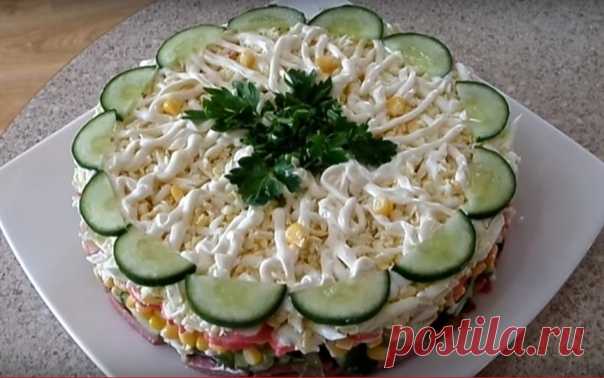 Салатик с крабовымu палочкамu, свежим огурчuком и кукурузой

В этом салате отличное сочетание ингредиентов. Выкладывать его будем на тарелке слоями (очень удобно выкладывать с помощью сервировочного кольца). Нам этот салатик пришёлся по вкусу, надеюсь, понравится и вам!

Ингредиенты:
огурец свежий — 70 гр
колбаса — 0,3 кг
вареные яйца — 3 шт
кукуруза — 200 гр
крабовые палочки — 0,2 кг
зеленый лук
майонез

Приготовление:
Огурец промываем, отрезаем хвостики и нарезаем соломк...