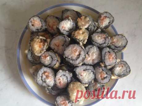 ГОРЯЧИЕ РОЛЛЫ !!! **На лист нори выкладываем рис.
*Начинка: творожный сыр и креветки , сваренные в острой водичке. *Кляр: яйцо, холодную вода и мука. *Обмакнуть, и обжарить с раскаленным раст/маслом. *Очень вкусно !!!