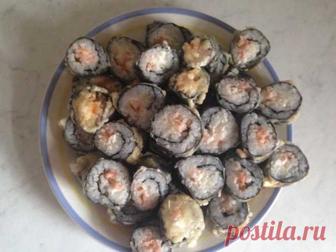 ГОРЯЧИЕ РОЛЛЫ !!! **На лист нори выкладываем рис.
*Начинка: творожный сыр и креветки , сваренные в острой водичке. *Кляр: яйцо, холодную вода и мука. *Обмакнуть, и обжарить с раскаленным раст/маслом. *Очень вкусно !!!