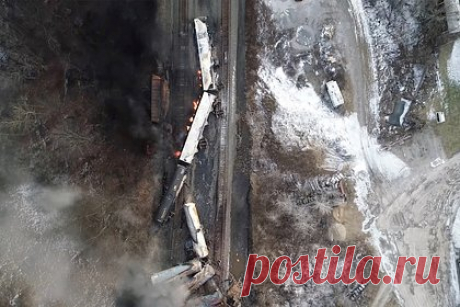 Россия обвинила США в замалчивании крупной экологической катастрофы. В начале февраля в американском штате Огайо сошли с рельсов несколько десятков вагонов грузового поезда. В составе перевозили опасные химические вещества. Представитель МИД Мария Захарова заявила, что администрация Байдена намеренно замалчивает вопрос аварии ради сохранения положения президента.