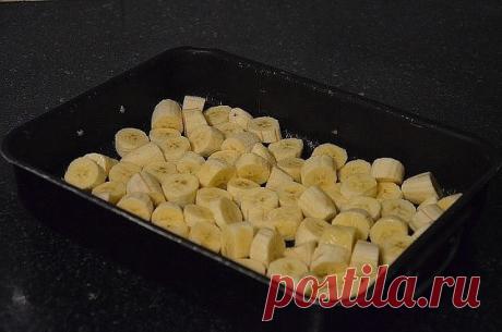 Очень вкусный и весьма легкий в приготовлении рецепт бананового кекса

Проще некуда. Съедается еще до того как окончательно остынет:)

10-ток небольших банан
ов, полутвердых.Можно больше, меньше - нельзя!:)
Бананы режутся на крупные куски.Выкладывается на дно, которое предварительно смазывается раст.маслом.

Тесто :
1 стакан муки
3/4 стакана сахара
3 яйца
200 мл. йогурта (0%) или воды
1/2 стакана раст.масла
ваниль
Смешать и вылить на бананы.
Выпекать до коричневой корочки ...