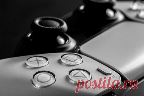 Раскрыты сроки выхода дорогой консоли PlayStation. Sony собирается выпустить Pro-версию актуальной игровой консоли не раньше 2023 года. По информации автора, Sony планирует представить новую версию игровой консоли PlayStation 5 не раньше конца 2023 года. Новый девайс будет примерно на 50 процентов производительнее PS5. Устройство будет потреблять 300 ватт энергии.