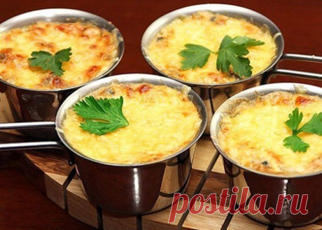 ТОП-6 УЖИНОВ ИЗ КУРИНОЙ ГРУДКИ 

1. Куриная грудка в грибном соусе

ИНГРЕДИЕНТЫ:
● Куриная грудка — 1 шт.
● Шампиньоны — 250 г
● Натуральный йогурт — 1 стакан
● Лук — 1 шт.
● Оливковое масло — 1 ст. л.
● Соль, перец — по вкусу

ПРИГОТОВЛЕНИЕ:
1. Грибы и лук нарезать пластинками, обжарить в небольшом количестве масла на сковороде. 
2. На куске филе сделать неглубокие надрезы, чтобы быстрее пропекалось. В форму для запекания выложить половину грибов, сверху положить грудку, ...