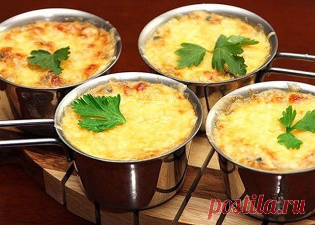 ТОП-6 УЖИНОВ ИЗ КУРИНОЙ ГРУДКИ 

1. Куриная грудка в грибном соусе

ИНГРЕДИЕНТЫ:
● Куриная грудка — 1 шт.
● Шампиньоны — 250 г
● Натуральный йогурт — 1 стакан
● Лук — 1 шт.
● Оливковое масло — 1 ст. л.
● Соль, перец — по вкусу

ПРИГОТОВЛЕНИЕ:
1. Грибы и лук нарезать пластинками, обжарить в небольшом количестве масла на сковороде. 
2. На куске филе сделать неглубокие надрезы, чтобы быстрее пропекалось. В форму для запекания выложить половину грибов, сверху положить грудку, ...