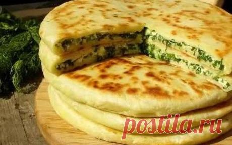 ХАЧАПУРИ С СЫРОМ И ЯЙЦОМ

Ингредиенты:

Тесто:
● кефир - 2 ст
● соль - 1 ч.л.
● сахар - 1 ч.л.
● сода-1 ч.л.
● масло растительное – 2 ст.л.
● мука – 4 - 5 ст

Начинка:
● сыр твёрдый - 150 гр.
● яйцо отварное - 5 шт.
● чеснок - 5 зубчиков
● зелень - 1 пучек
● майонез - 3 ст.л.

Приготовление:

Смешиваем кефир, соль, сахар, соду, растительное масло. Хорошо перемешиваем. Сыр и яйца трём на крупной тёрке, добавляем измельчённый чеснок, зелень, майонез. Хорошо перемешиваем. Тес...