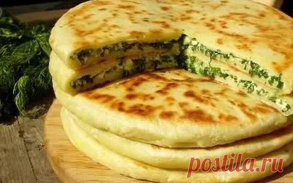 ХАЧАПУРИ С СЫРОМ И ЯЙЦОМ

Ингредиенты:

Тесто:
● кефир - 2 ст
● соль - 1 ч.л.
● сахар - 1 ч.л.
● сода-1 ч.л.
● масло растительное – 2 ст.л.
● мука – 4 - 5 ст

Начинка:
● сыр твёрдый - 150 гр.
● яйцо отварное - 5 шт.
● чеснок - 5 зубчиков
● зелень - 1 пучек
● майонез - 3 ст.л.

Приготовление:

Смешиваем кефир, соль, сахар, соду, растительное масло. Хорошо перемешиваем. Сыр и яйца трём на крупной тёрке, добавляем измельчённый чеснок, зелень, майонез. Хорошо перемешиваем. Тес...