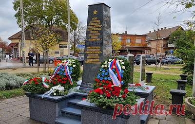В Венгрии возложили венки к памятнику советским воинам, подвергшемуся нападению вандалов. В церемонии приняли участие сотрудники посольств России и Белоруссии, а также представители местных властей