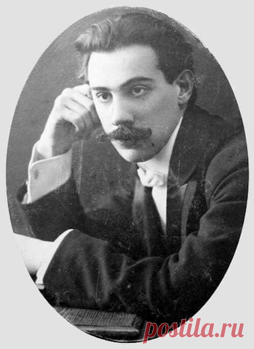 ‎Ruslan Ben‎ для Тайны и загадки истории

В детстве Александр Беляев потерял сначала сестру – она умерла от саркомы.

Потом утонул его брат. Потом умер отец, и Саше пришлось самому зарабатывать на жизнь – он еще был подростком. А еще в детстве он повредил глаз, что потом привело почти к утрате зрения. Но именно в детстве он сам выучился играть на скрипке и на пианино. Начал писать, сочинять, играть в театре.
Потом, в юности, сам Станиславский приглашал его в свою труппу – ...