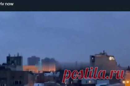 Удар ракеты с тепловыми ловушками по Киеву попал на видео. Удар модернизированной ракеты с тепловыми ловушками по Киеву попал на видео. На кадрах видно, как ракета несколько раз сбрасывает ловушки, после чего достигает цели, а небо охватывает зарево от взрыва. Отмечается, что такая модификация позволяет ракете «сбивать с толку» системы противовоздушной обороны противника.