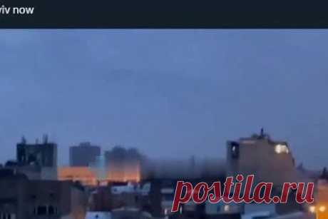 Удар ракеты с тепловыми ловушками по Киеву попал на видео. Удар модернизированной ракеты с тепловыми ловушками по Киеву попал на видео. На кадрах видно, как ракета несколько раз сбрасывает ловушки, после чего достигает цели, а небо охватывает зарево от взрыва. Отмечается, что такая модификация позволяет ракете «сбивать с толку» системы противовоздушной обороны противника.