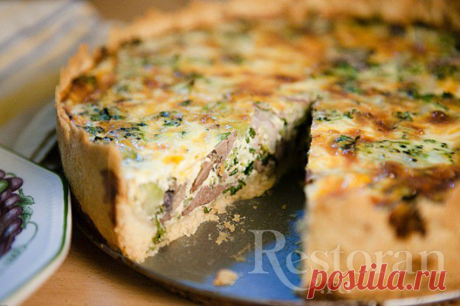 Киш с куриной печенкой и брокколи.