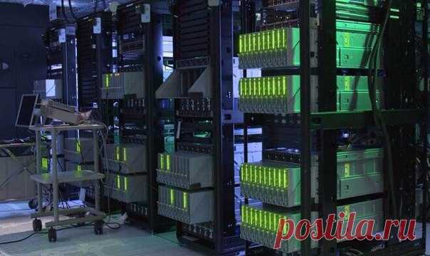 HP представила суперкомпьютер, построенный вокруг памяти, а не процессора Мощнейшие вычислительные комплексы имеют десятки миллионов ядер, но их архитектура не слишком отличается от ноутбука на вашем столе. По сути, это множество традиционных ПК, собранных в единую сеть, и у этой концепции есть предел эффективности. В Hewlett Packard Enterprise предлагают все сломать и начать строить суперкомпьютеры заново. В новой архитектуре, названой Memory-Driven Computing, в центре компьютера находится не…