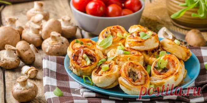 Рулетики из слоёного теста с сыром, грибами и ветчиной в духовке: рецепт - Лайфхакер