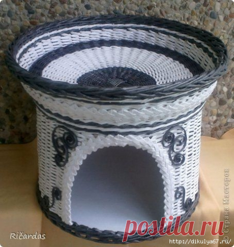 Кошачий домик из газетных трубочек