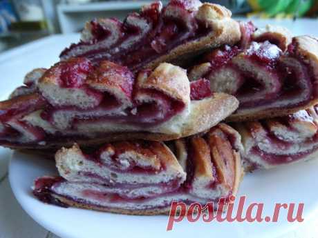 Яблочно-смородиновый пирог. Как сказал один мой гость: «Идеальное сочетание начинки и теста, кислого и сладкого» - Пир во время езды Яблочно-смородиновый пирог я готовлю давно, мне нравится, как яблочко сочетается со смородиной. Получается и очень вкусная, и очень красивая начинка. А вот формовку этого пирога я совсем недавно позычила с другого рецепта. Думала, что с мягким дрожжевым тестом не получится так приготовить. Но, к счастью, ошибалась. Конечно, пышным пирог не ст...