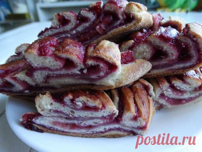 Яблочно-смородиновый пирог. Как сказал один мой гость: «Идеальное сочетание начинки и теста, кислого и сладкого» - Пир во время езды Яблочно-смородиновый пирог я готовлю давно, мне нравится, как яблочко сочетается со смородиной. Получается и очень вкусная, и очень красивая начинка. А вот формовку этого пирога я совсем недавно позычила с другого рецепта. Думала, что с мягким дрожжевым тестом не получится так приготовить. Но, к счастью, ошибалась. Конечно, пышным пирог не ст...