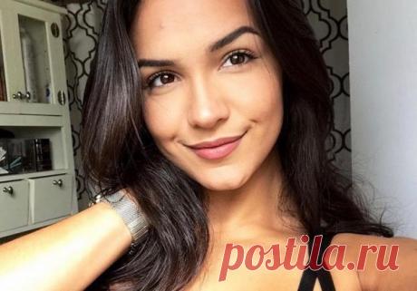 Фитоняшка Наташа Энсиноза показала женственный образ в элегантном платье