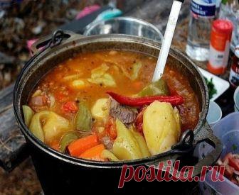 Шурпа 
Итак, по многочисленным просьбам, выкладываю рецепт шурпы. Как это делаю я. 
Рука уже немного набита на этом блюде, часто делаю дома. Как многие говорят и пишут – очень понравилась.
По способу приготовления различают два вида шурпы: ковурма (из предварительно обжаренного мяса) и кайнатма (начинается с классической выварки мяса на бульон). 
Сейчас я опишу ковурма-шурпу, которую готовил на озере. Мне она больше нравится. 
Что нам понадобится: 
Баранина. Только баранина. Никакой коровы или