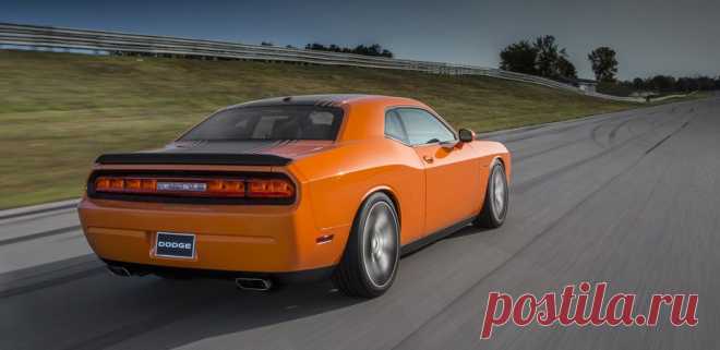 Тот же Dodge Challenger R/T Shaker. Вид сзади.
