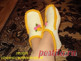 ОРИГИНАЛЬНЫЕ ТАПОЧКИ СПИЦАМИ. ОПИСАНИЕ
Набрать на спицы 51 петлю тёмной нитью, провязать 8 рядов платочной вязкой. Затем разделить все петли на три части: 17+17+17, и вязать только среднюю часть чулочной вязкой. Боковые петли временно снимаем на большие булавки. Провязав 10-12 см, у нас получится прямоугольник. Петли не закрываем. По бокам прямоугольника набираем дополнительные петли (примерно 23-25) нитью светлого цвета. Вывязываем 