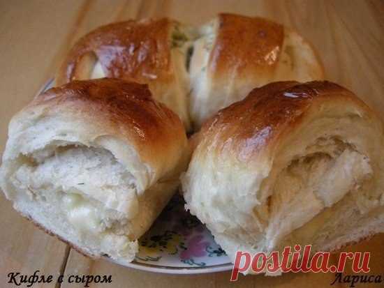 Кифле с сыром 

Это булочки – рогалики , которые пекут на Балканах, в бывших странах Югославии.

Для теста: 
- 1 столовая ложка сухих дрожжей
- 200 мл молока
- 25 г маргарина или сливочного масла
- 300 г муки
- 2 столовые ложки сахара
- 1 чайная ложка соли
- растительное масло для смазывания противня и стола

Для начинки: 
- 150 г сыра 
- мелкопорезанная зелень укропа

Для смазывания:
- 1 яйцо
- 1 столовая ложка молока
- растительное масло 

100 мл молока слегка подогревае...