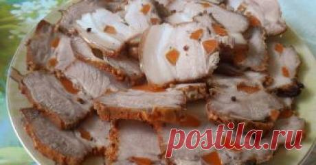 Грудинка по-домашнему Автор рецепта 🌼Натка🌼 Грудинка по-домашнему - пошаговый рецепт с фото. Эту грудинку готовлю почти каждый день. Рецепт очень простой. Утром натерла, а вечером запекла. Или на оборот. Она у меня и на бутерброды и на празничный стол. Так же грудинку заменяю подчеревком.

