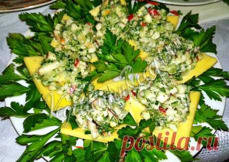 Закусочный салат с сыром, яблоком и огурцом - рецепт с фото