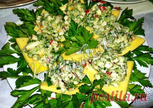 Закусочный салат с сыром, яблоком и огурцом - рецепт с фото