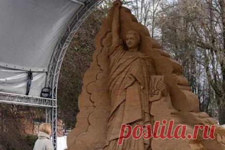 В Эстонии поставили памятник Зеленскому. В Эстонии поставили памятник президенту Украины Владимиру Зеленскому, заявила эстонский премьер-министр Кая Каллас. «Поддержка эстонцев Украине непоколебима — признаки этого повсюду в Эстонии. Местные жители в Тырве создали "Парк Свободы", посвященный Украине», — рассказал она.