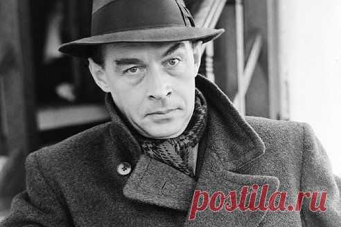 Нет ничего утомительнее, чем присутствовать при том, как человек демонстрирует свой ум. В особенности если ума нет.

Ремарк