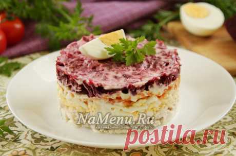 Вкусный салат Генерал из свеклы Приготовить вкусный и красивый салат &quot;Генерал&quot; из свеклы и куриного филе в домашних условиях совсем несложно. Как это сделать, вы узнаете из нашего рецепта с фото пошагово.
Ингредиенты на 4 порции:
- свекла вареная – 1 шт (200 г);
- морковь вареная – 1 шт (150 г);
- мясо отварное – 200 г;
- яйца, отваренные вкрутую – 3 шт;
- сыр твердый – 100 г;
- чеснок – 1 зубок, крупный;
- майонез – 4-5 ст. л.