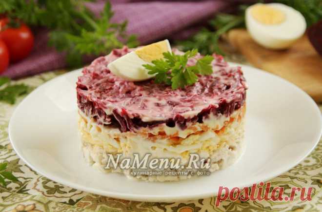 Вкусный салат Генерал из свеклы Приготовить вкусный и красивый салат "Генерал" из свеклы и куриного филе в домашних условиях совсем несложно. Как это сделать, вы узнаете из нашего рецепта с фото пошагово.
Ингредиенты на 4 порции:
- свекла вареная – 1 шт (200 г);
- морковь вареная – 1 шт (150 г);
- мясо отварное – 200 г;
- яйца, отваренные вкрутую – 3 шт;
- сыр твердый – 100 г;
- чеснок – 1 зубок, крупный;
- майонез – 4-5 ст. л.