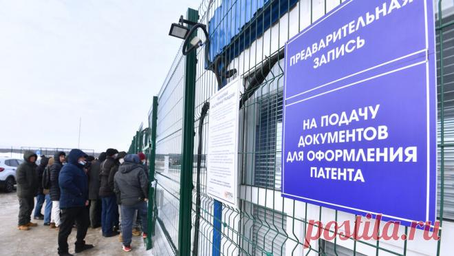 В Москве задержали группу, незаконно легализовавшую более 50 тыс. мигрантов. Арестованы 12 членов преступной группы, занимавшихся легализацией незаконных мигрантов. Об этом сообщили в управлении ФСБ по Москве и области, пишет "Интерфакс". Подозреваемые оформляли фиктивные трудовые договоры с мигрантами. ...