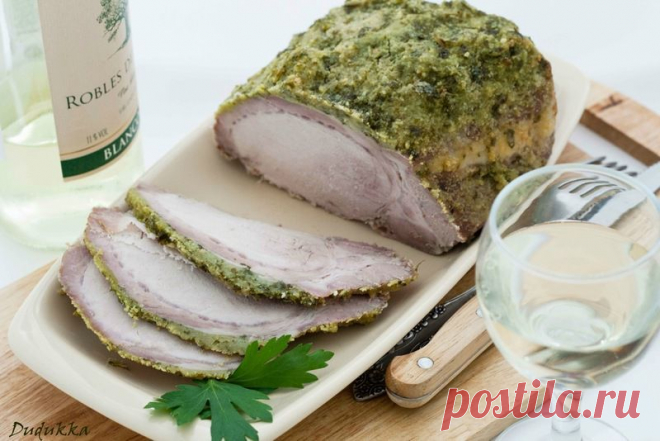 Свинина с зеленой корочкой запеченая в белом вине.