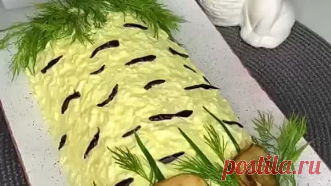 Слоёный салат «Берёзка» с грибами и курицей