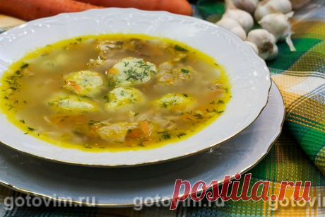 Куриный суп с картофельными фрикадельками. Рецепт с фото Рецепт густого куриного супа с картофельными фрикадельками, приготовленного на прозрачном бульоне. Фрикадельки готовят из сырого тертого картофеля с добавлением яйца, муки и свежей зелени. Чтобы куриный бульон получился по-настоящему наваристый и прозрачный, первый бульон выливают, повторно заливают мясо свежей водой и варят на слабом огне.
