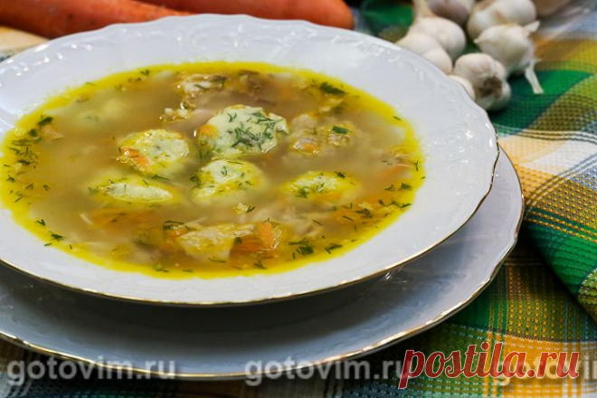 Куриный суп с картофельными фрикадельками. Рецепт с фото Рецепт густого куриного супа с картофельными фрикадельками, приготовленного на прозрачном бульоне. Фрикадельки готовят из сырого тертого картофеля с добавлением яйца, муки и свежей зелени. Чтобы куриный бульон получился по-настоящему наваристый и прозрачный, первый бульон выливают, повторно заливают мясо свежей водой и варят на слабом огне.
