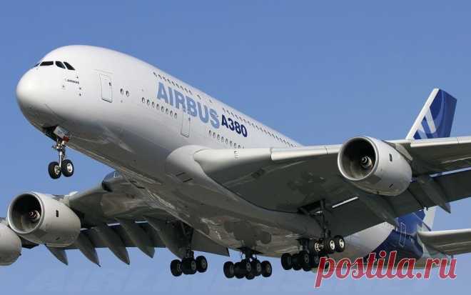 Внутри летающего гиганта Airbus A380 | Чёрт побери Airbus А380 — широкофюзеляжный двухпалубный четырёхдвигательный реактивный пассажирский самолёт — крупнейший серийный авиалайнер в мире. Заглянем внутрь этого воздушного корабля. Вместимость — 525 пассажиров в салоне трёх классов, 853 пассажира в одноклассовой конфигурации. Может совершать беспосадочные перелёты на расстояние до 15 400 км.  Начнем с кабины пилотов   Отсек для отдыха экипажа во время полета  Кухня  Туалет  ...