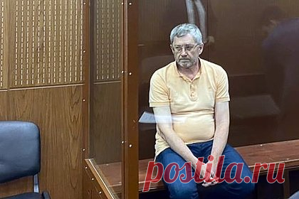 Бывшему зампреду Центробанка России дали семь лет колонии по делу о хищениях. Суд приговорил к семи годам колонии бывшего зампреда Центробанка России (ЦБ РФ) Константина Корищенко по делу о хищении активов инвестбанка на 1,4 миллиарда рублей. Ему назначен штраф в размере одного миллиона рублей. Подельник Корищенко — бизнесмен Максим Пальчун — получил семь лет лишения свободы.