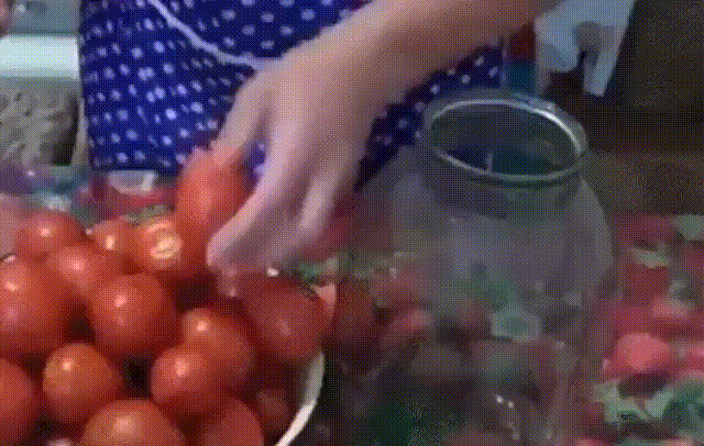 Помидоры в собственном соку! Рецепт на все времена!