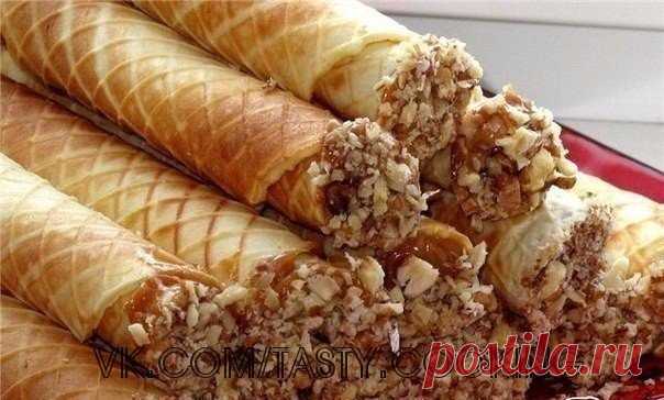 НАЧИНКИ ДЛЯ ВАФЕЛЬНЫХ ТРУБОЧЕК

1) КРЕМ МАСЛЯНЫЙ НА СГУЩЕННОМ МОЛОКЕ

ИНГРЕДИЕНТЫ:
● сливочное масло — 150 г;
● варёное сгущённое молоко — 380 г (1 банка).

ПРИГОТОВЛЕНИЕ:
Масло комнатной температуры взбить миксером до получения пышной эластичной массы белого цвета. Затем, не прекращая взбивать, добавить небольшими порциями варёное сгущённое молоко. Взбивать в течение 7-10 минут до получения пышной однородной массы. Готовый крем выложить в конвертик и начинить им вафельные...