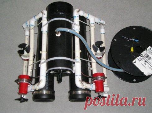 Подводный дрон с видеокамерой Как прекрасен, загадочен подводный мир. Да для людей он враждебный и смертельный. Но находятся смельчаки, которые бросают вызов водной стихии. Они рискуют собой, погружаясь в воду, чтобы хоть на небольшое время объединиться со сказочным миром.А есть умницы, они хитрые. Они наблюдают за
