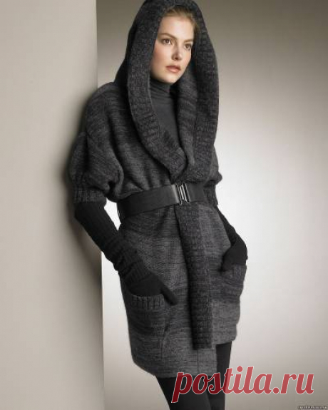 Пальто с капюшоном и рукавом «летучая мышь»
Для тех модниц, у кого еще нет в гардеробе модного уже в нескольких сезонах пальто, в этой статье мы расскажем о том, как своими руками сшить такое пальто. Благодаря интернету, сейчас можно легко найти подходящую выкройку, но если вы по каким-то причинам это невозможно, то такую выкройку вполне можно сделать и самому.
Хотелось бы отметить, что эскиз этого пальто можно использовать в качестве основы и для многих других моделей. ...