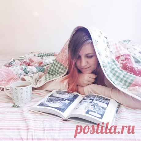 Сегодня в нашей рубрике #миф_читатель Надя Чай с нашим комиксом «Быть интровертом». Фото отлично копирует обложку самого комикса, правда? Полистать и приобрести комикс со скидкой 25% → mif.to/vkintrovert