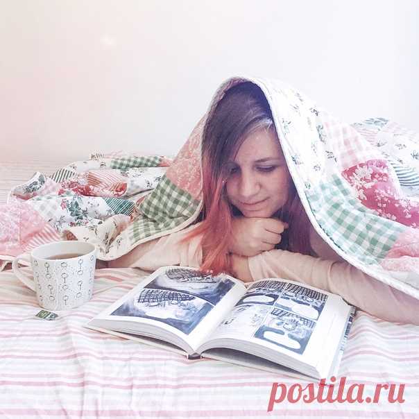 Сегодня в нашей рубрике #миф_читатель Надя Чай с нашим комиксом «Быть интровертом». Фото отлично копирует обложку самого комикса, правда? Полистать и приобрести комикс со скидкой 25% → mif.to/vkintrovert