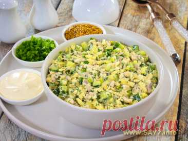 Салат с запеченной курицей, яичными блинчиками и огурцом. Вкуснейший салат! Я решила совместить яичные блинчики и вареные яйца, получилось очень вкусно. Запеченные куриные бедра придают особенный вкус, как и заправка на основе майонеза , горчицы и чеснока. Из указанного количества ингредиентов получается 6-8 порций.