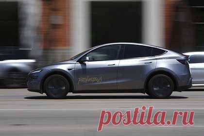За рулем беспилотного такси Tesla обнаружили водителя