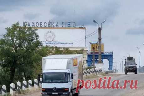 Мэр Новой Каховки подтвердил удары по Каховской ГЭС. Мэр Новой Каховки Владимир Леонтьев заявил, что ночные удары по Каховской гидроэлектростанции (ГЭС) привели к разрушению задвижек, из-за чего вода неконтролируемо стала сбрасываться ниже по течению. «Около 02:00 был осуществлен ряд многочисленных ударов по Каховской ГЭС, которые разрушили шоноры», — отметил он.