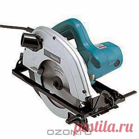 Makita 5704RK - Пила дисковая Makita 5704RK придется по нраву тем, кто постоянно занимается распиловкой древесины в силу профессиональной необходимости, да и в домашнем хозяйстве лишней не будет. Инструмент идеально ложится в руку, имеет малые габариты (вес - 3.6 кг, длина - 320 мм), не создает излишнего шума в процессе работы и при этом чрезвычайно производителен.